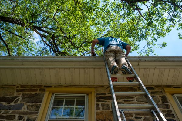 Industrial Gutter Cleaning in Orlando